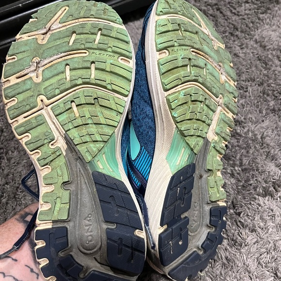 Womens Brooks Adrenaline GTS 18 Teal Running Shoes
Size 7 B (medium) width - Picture 7 of 8